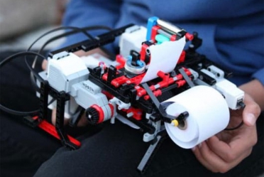 Học sinh 12 tuổi chế tạo máy in chữ nổi từ Lego