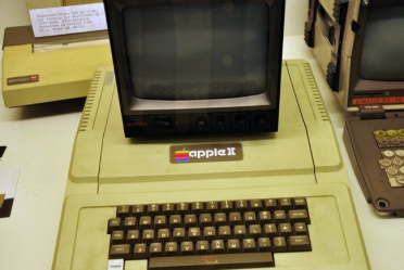 30 năm trước, nếu muốn cài ứng dụng máy tính phải ngồi cả ngày để gõ code